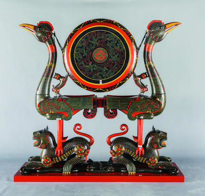 楚式漆器《九连墩虎座鸟架鼓》